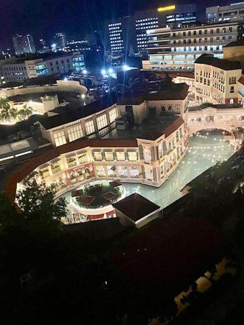 Luxury Bgc Condo In Taguig, Mckinley - Covered Parking And Wifi Free 外观 照片